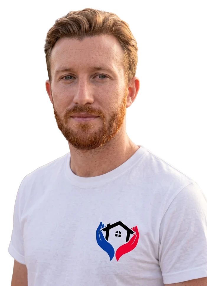 Artisan Arti Baud en tenue de chantier, logo Arti Baud sur le t-shirt