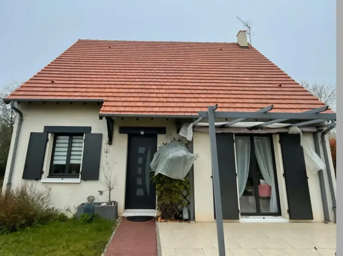 Toiture en tuiles terre cuite noircie avant nettoyage, puis la même toiture rouge et propre après le passage d'Arti Baud — après