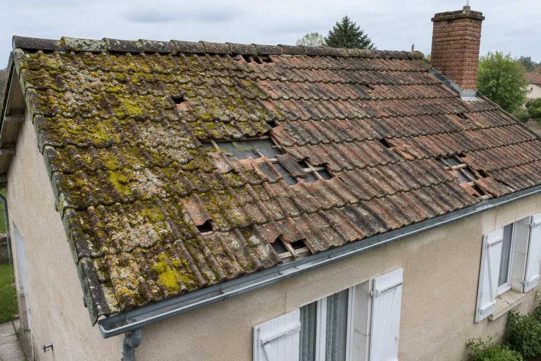 Toiture ancienne en tuiles puis couverture refaite avec des tuiles neuves — avant